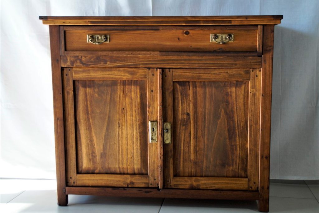 Credenza in stile povero